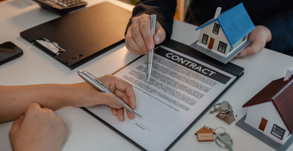 Documents de gestion locative sur bureau professionnel