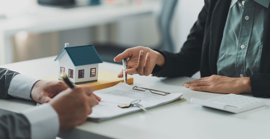 Échange entre propriétaire et gestionnaire immobilier professionnel